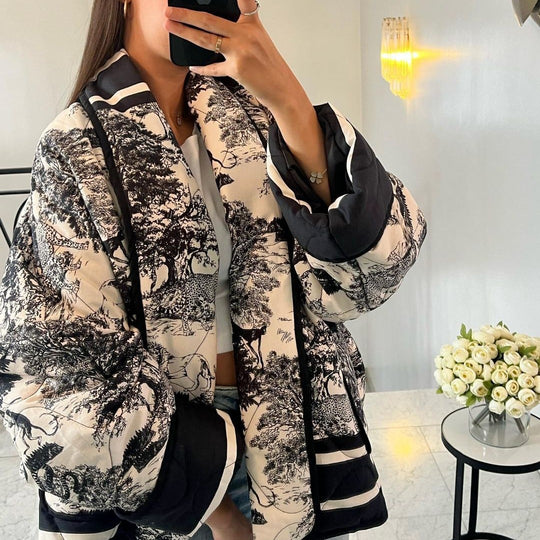 Damen Steppjacke im Kimono‑Stil mit Toile‑de‑Jouy Tierprint, Schalkragen und kontrastierenden aufgesetzten Taschen Nord Taschen