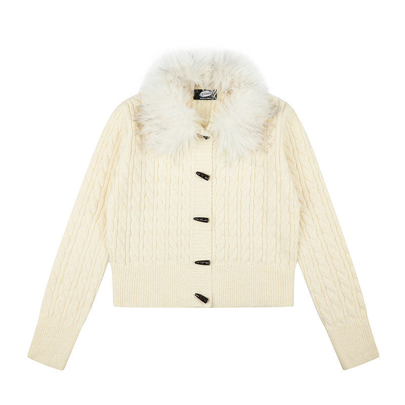 Damen Kurze Zopfmuster-Strickjacke mit abnehmbarem Kunstpelzkragen und Knebelknopfverschluss Nord Taschen