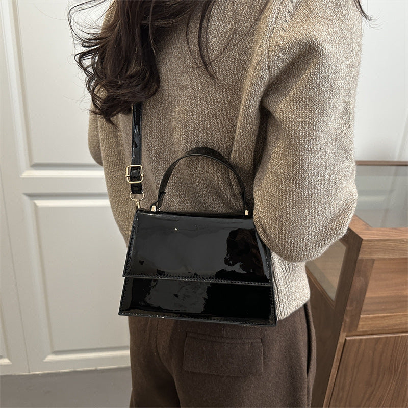 Damen stilvolle Lackleder Handtasche mit elegantem Klappverschluss Nord Taschen