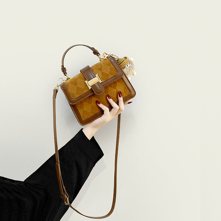 Damen Mini-Handtasche mit dekorativem Flechtmuster und verspieltem Anhänger Nord Taschen