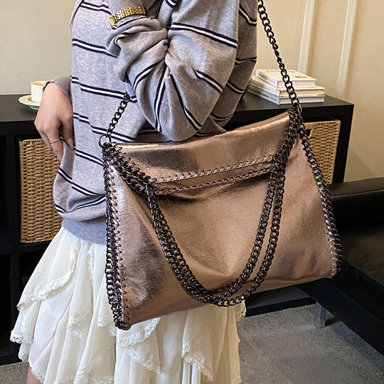 Damen Metallic Handtasche mit Kettenakzent und modischem Design Nord Taschen