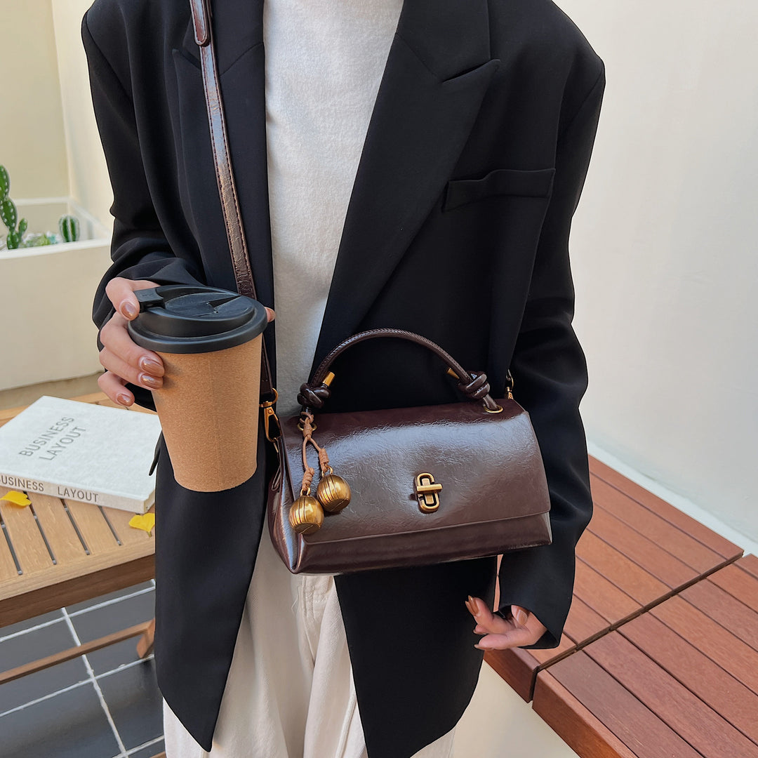Damen elegante Handtasche mit verspieltem Kettenanhänger Nord Taschen