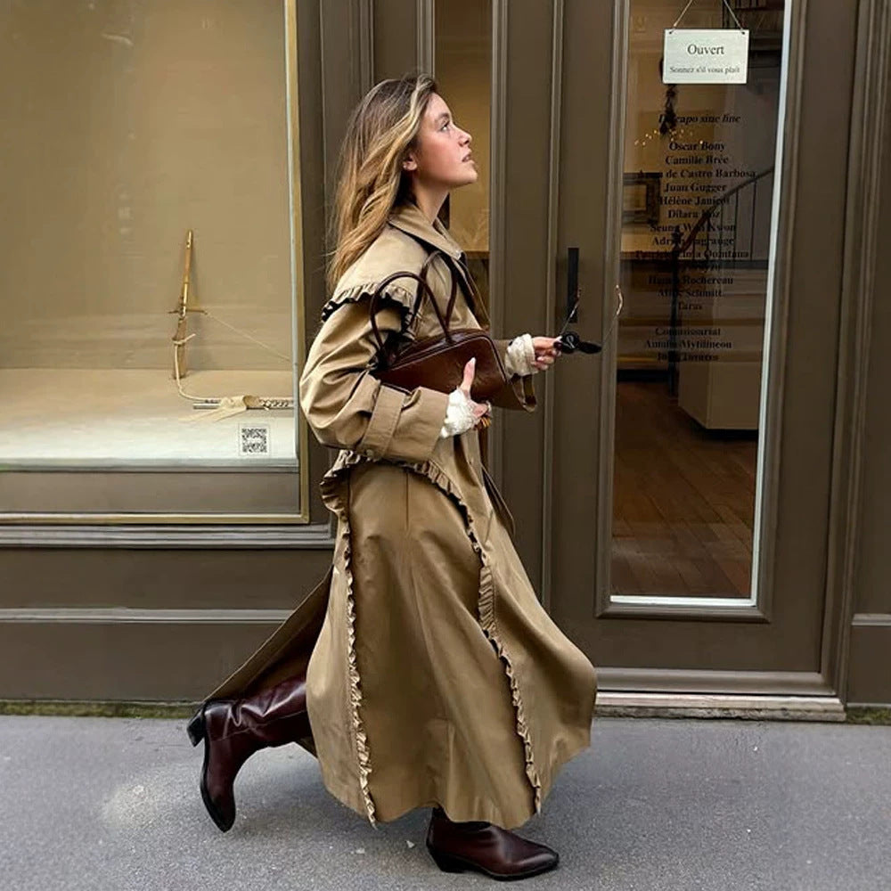 Damen maxilanger Trenchcoat mit Volant‑Schultercape und verstellbaren Manschetten Nord Taschen