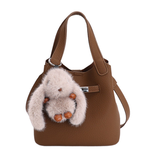 Damen Hobo Tasche aus hochwertigem Kunstleder mit abnehmbarem Plüschanhänger Nord Taschen