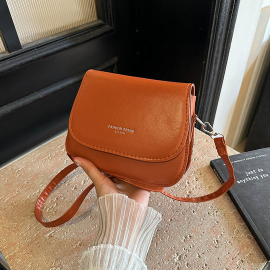 Damen Umhängetasche mit elegantem Klappverschluss und verstellbarem Schulterriemen Nord Taschen