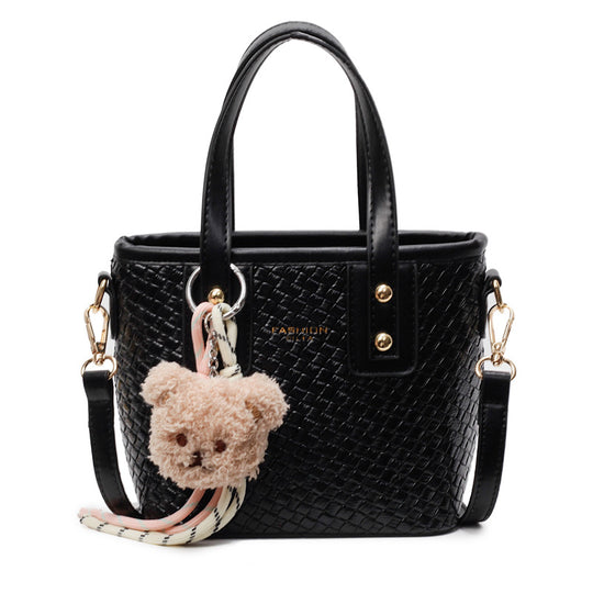 Damen Mini-Handtasche mit strukturiertem Design und flauschigem Anhänger | Nord Taschen