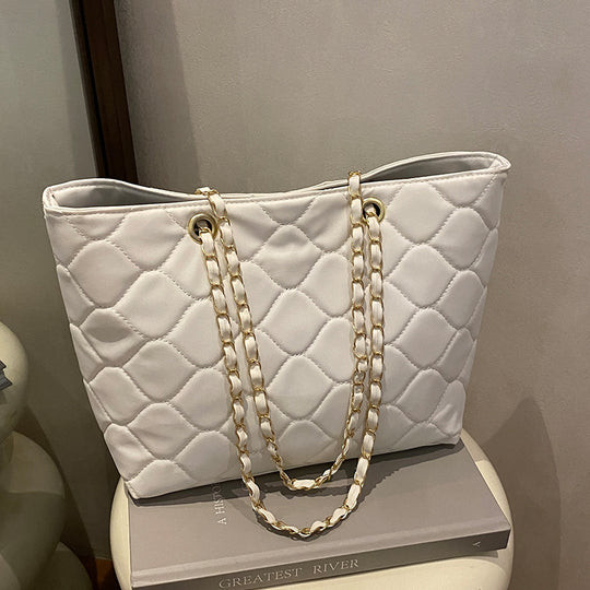 Damen Hobo-Tasche mit stilvollem Steppmuster und goldenen Kettenakzenten Nord Taschen