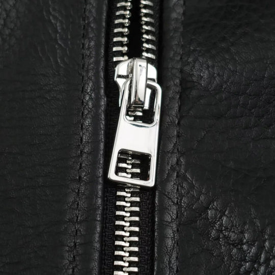Damen Kurz geschnittene Bikerjacke aus Kunstleder mit asymmetrischem Reißverschluss, Stehkragen und Schulterklappen Nord Taschen