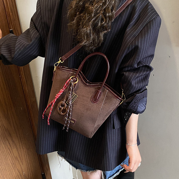 Damen Handtasche aus weichem Wildleder mit dekorativen Anhängern Nord Taschen