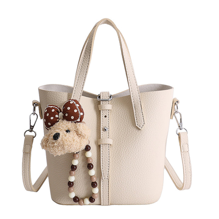 Damen Handtasche mit verspieltem Tieranhänger und hochwertiger Textur Nord Taschen
