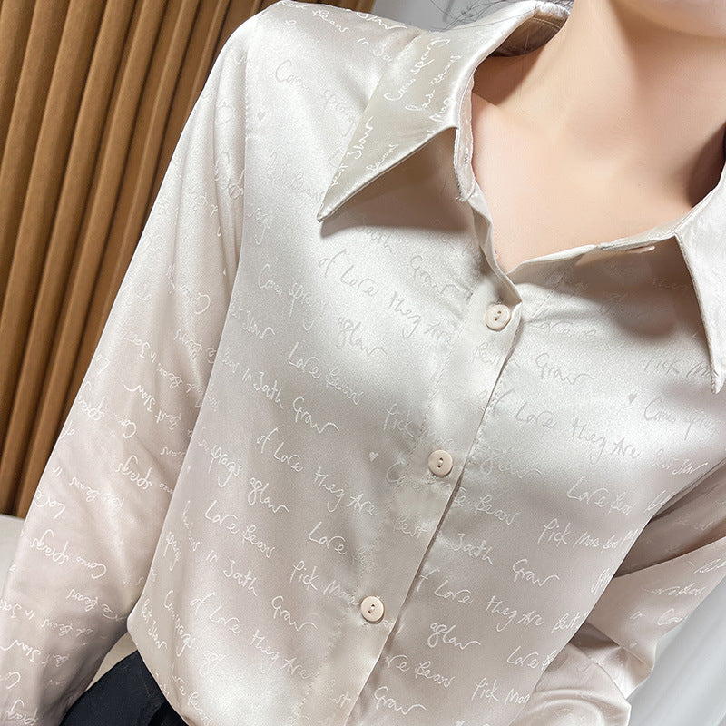 Damen Satinbluse mit zarter Jacquard‑Schrift, spitzem Hemdkragen und durchgehendem Knopfverschluss Nord Taschen