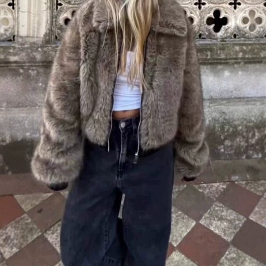 Damen Kurze Kunstpelz-Bomberjacke mit voluminösem Schalkragen und Reißverschluss Nord Taschen