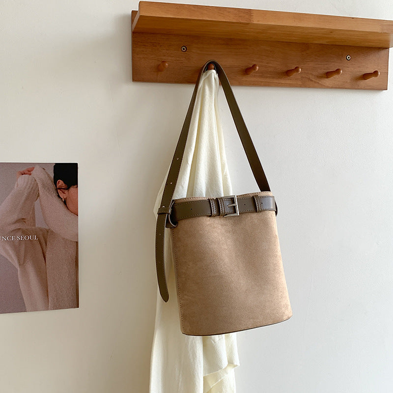 Damen Hobo-Tasche mit luxuriösem Wildleder und verstellbarem Gurt Nord Taschen