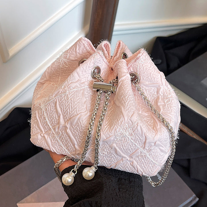 Damen Beuteltasche mit dekorativen Kettenakzenten und schimmernden Perlen Nord Taschen