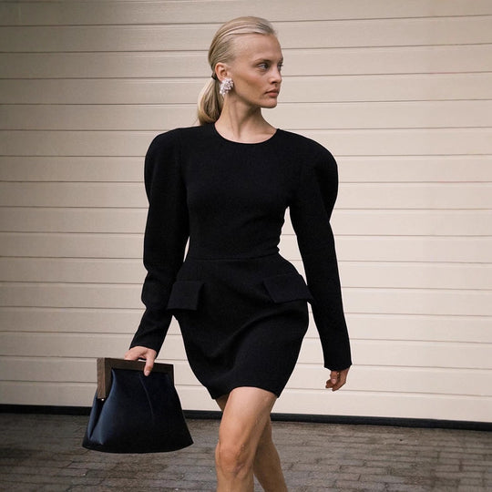 Damen Tailliertes Minikleid mit strukturierten Schultern, langen Ärmeln und angedeutetem Peplum Nord Taschen