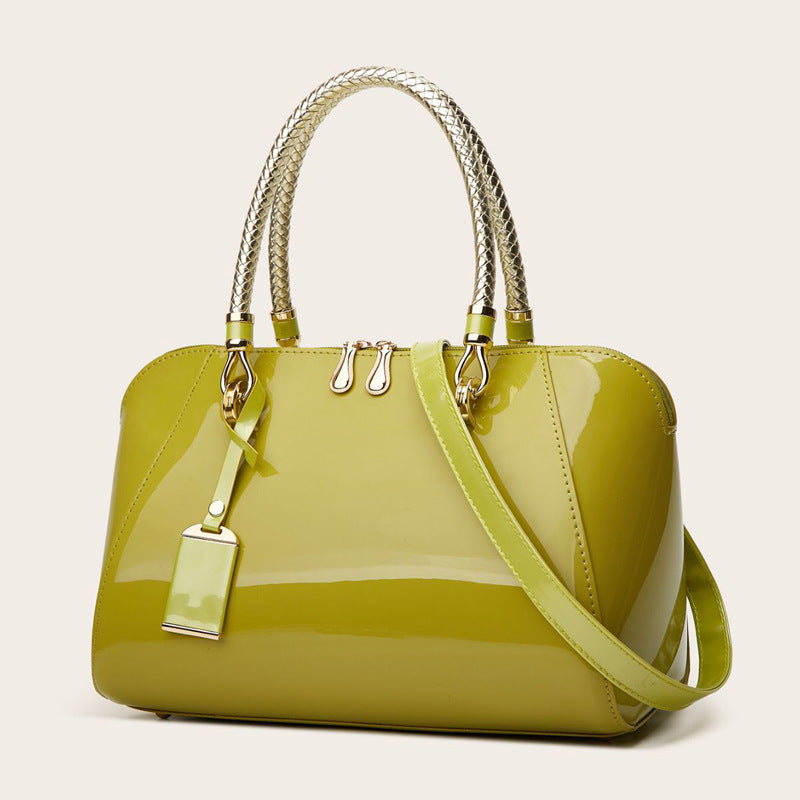 Damen Handtasche mit eleganter Lackoberfläche und geflochtenen Griffen Nord Taschen