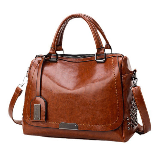 Damen schicke Handtasche aus Kunstleder mit Nietenverzierung Nord Taschen