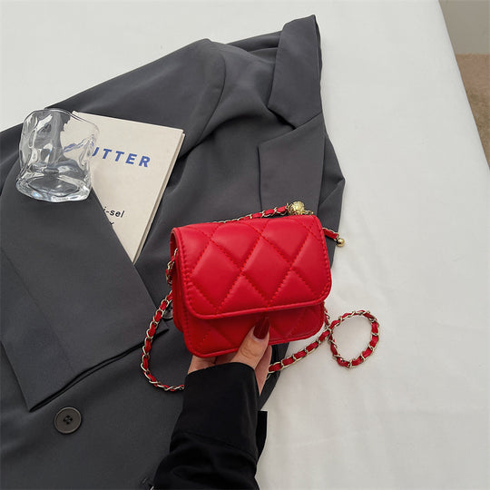 Damen Umhängetasche mit strukturiertem Design und edler Kettenverzierung Nord Taschen