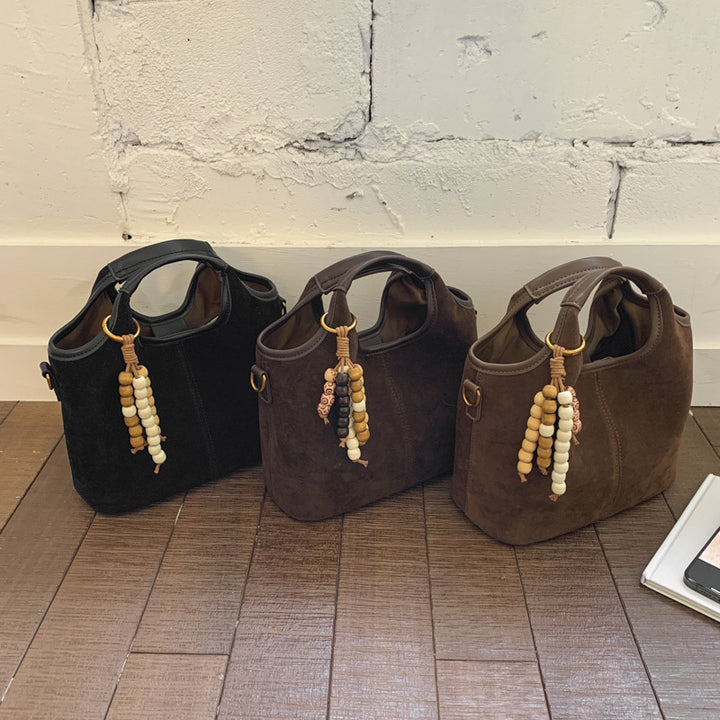Damen elegante Veloursleder-Handtasche mit dekorativem Schmuckanhänger Nord Taschen