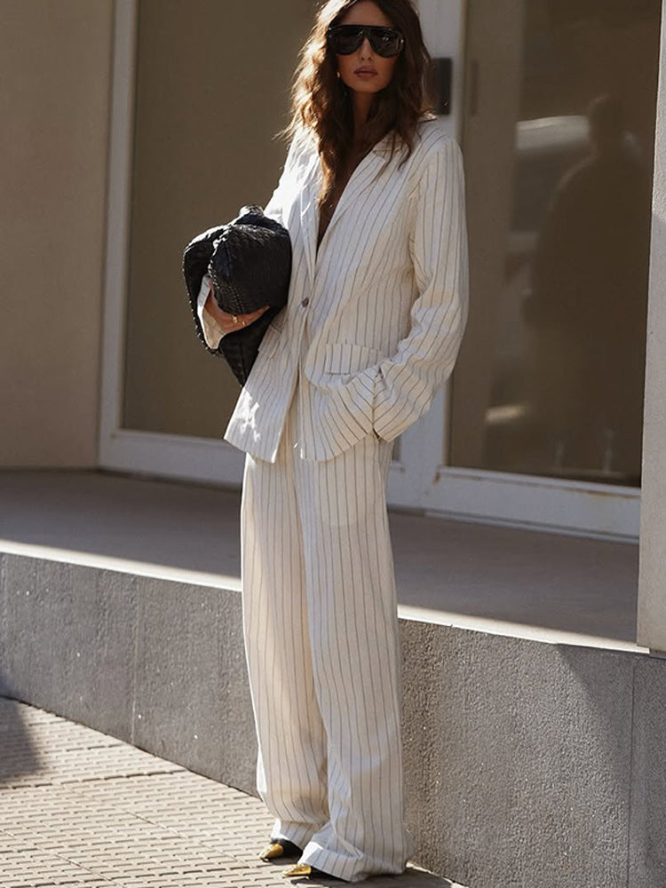 Damen Zweiteiliges Nadelstreifen-Anzugset mit Oversize-Blazer und weiter Bundfaltenhose Nord Taschen