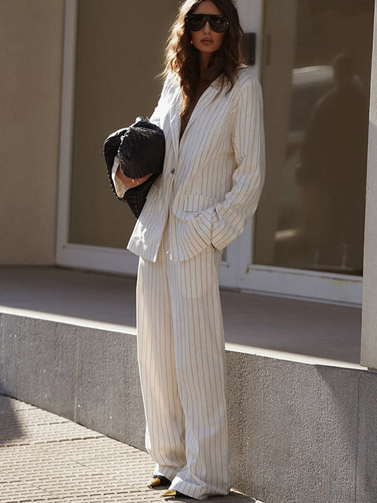Damen Zweiteiliges Nadelstreifen-Anzugset mit Oversize-Blazer und weiter Bundfaltenhose Nord Taschen