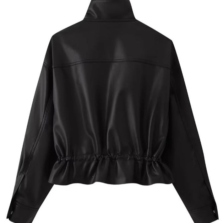 Damen gekürzte Kunstlederjacke mit Stehkragen, Reißverschluss und taillierendem Smok Nord Taschen