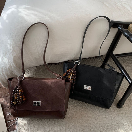 Damen elegante Umhängetasche aus hochwertigem Kunstleder mit verspieltem Anhänger Nord Taschen