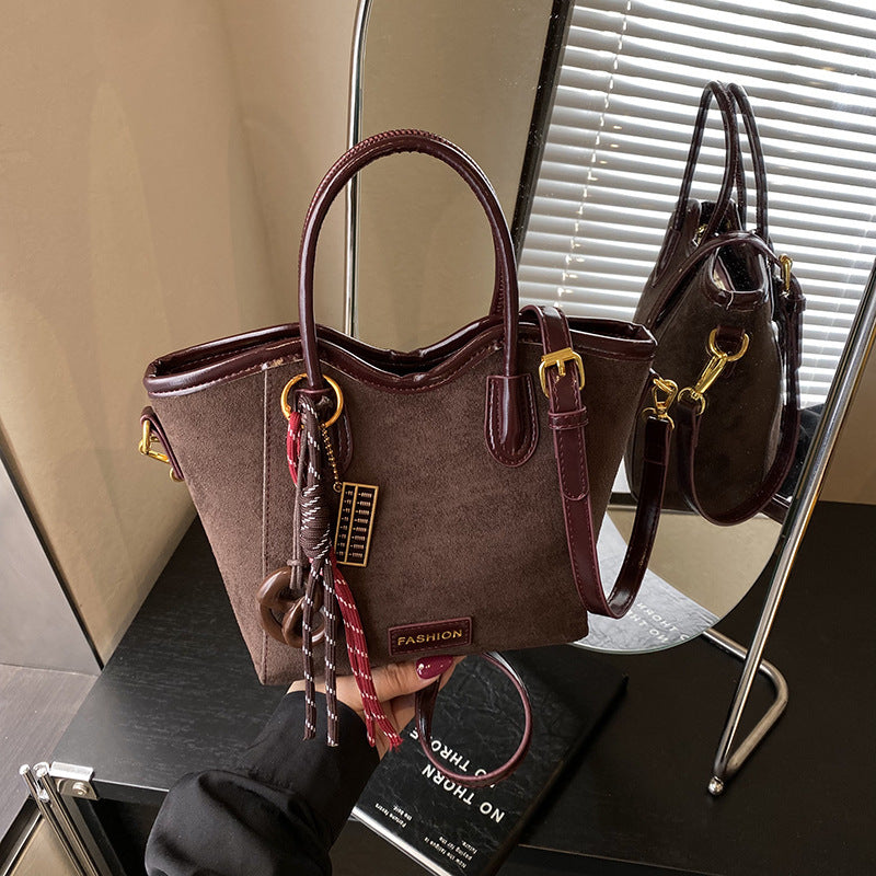 Damen modische Handtasche im eleganten Design mit verspieltem Anhänger Nord Taschen
