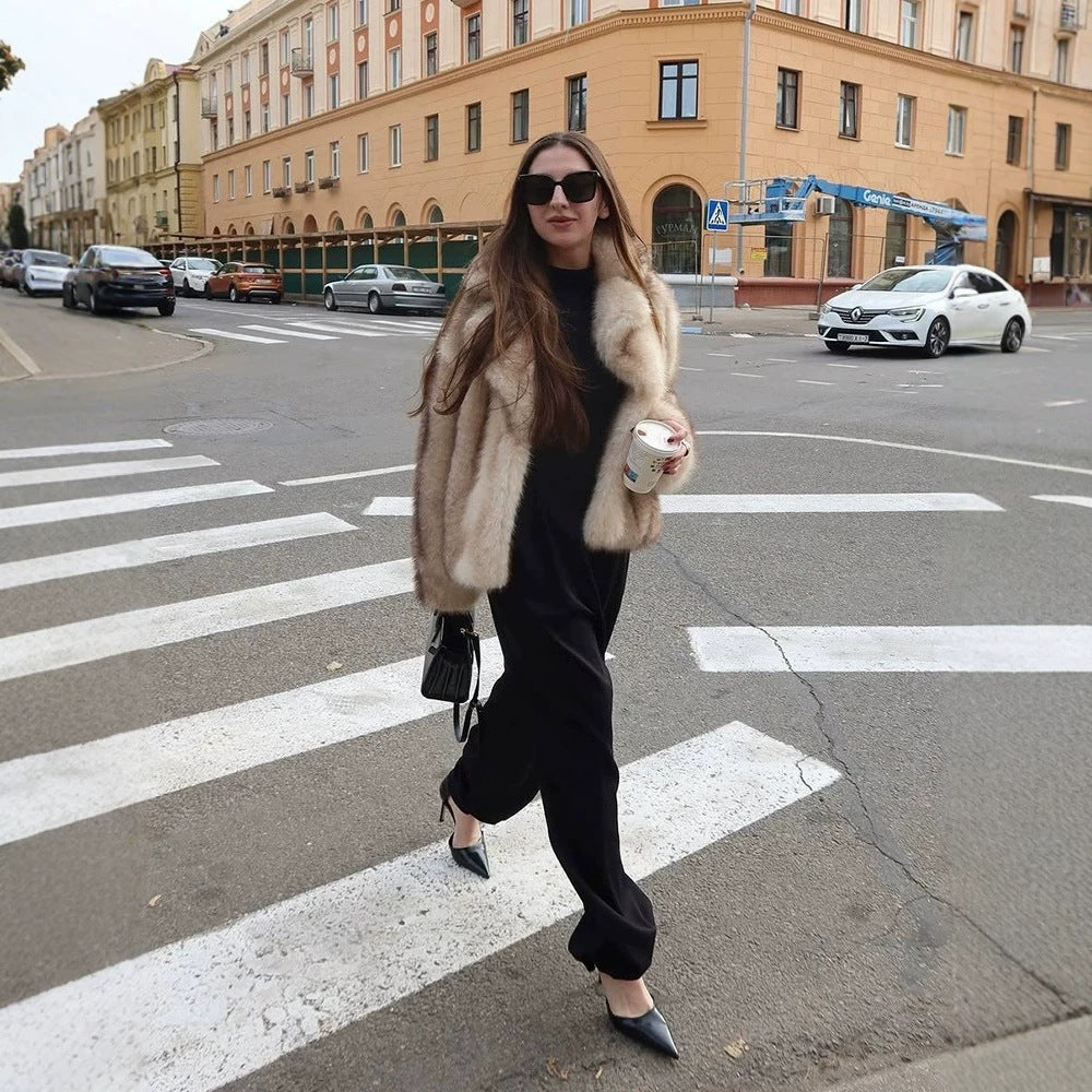 Damen Kurzboxy-Kunstpelzjacke mit voluminösem Schalkragen und Streifenoptik Nord Taschen
