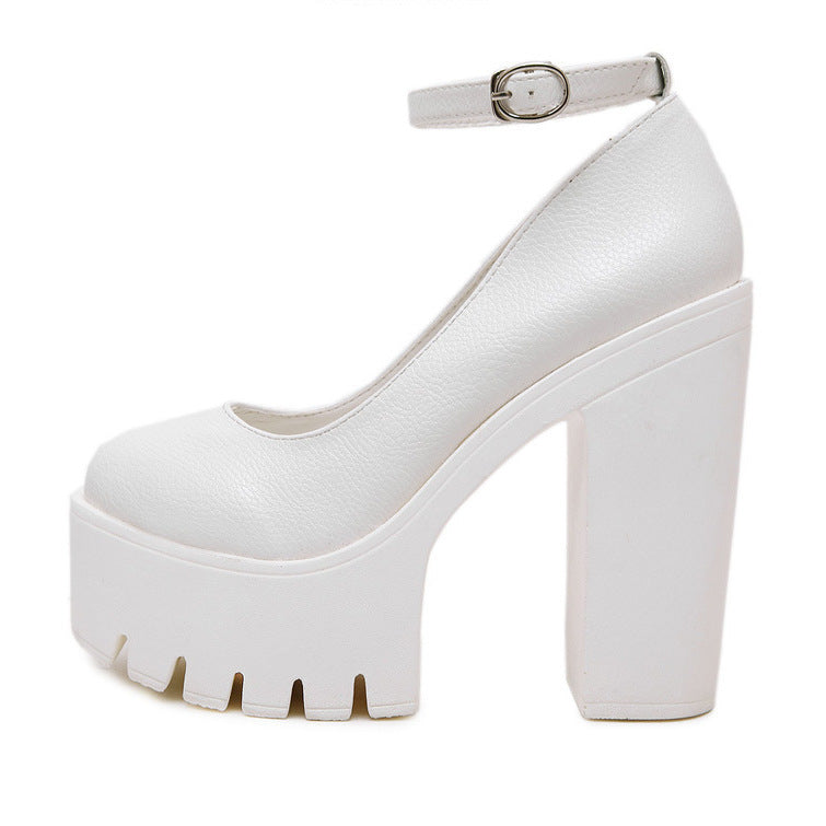 Damen Plateau-Pumps mit eleganter Doppelriemenführung und rutschfester Sohle