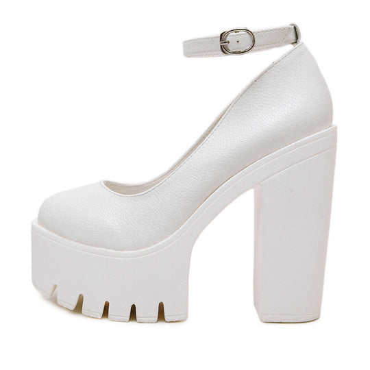 Damen Plateau-Pumps mit eleganter Doppelriemenführung und rutschfester Sohle