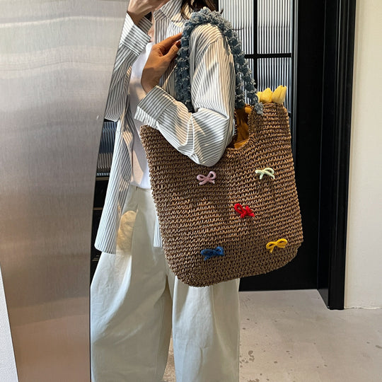 Damen Strandtasche aus handgewebtem Naturmaterial mit gestreiften Griffen Nord Taschen