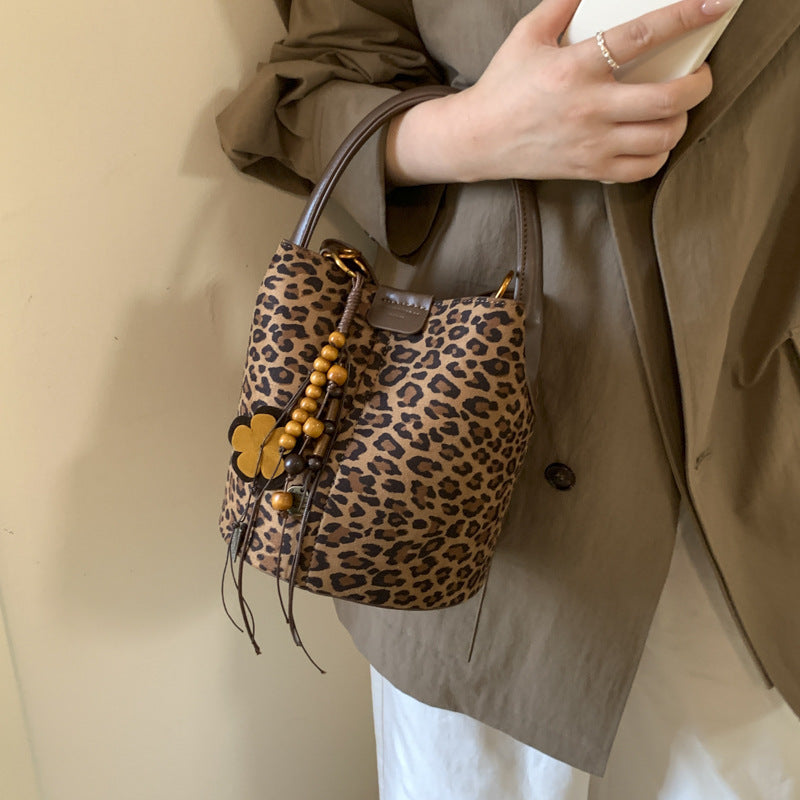 Damen Handtasche mit modernem Design und verspielten Applikationen Nord Taschen