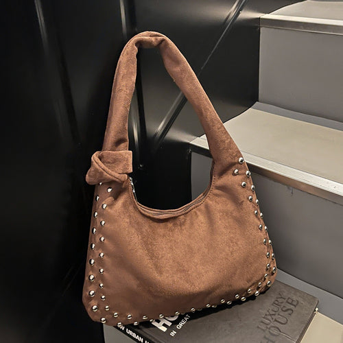 Damen Hobo-Tasche aus weichem Veloursleder mit eleganten Metallnieten Nord Taschen