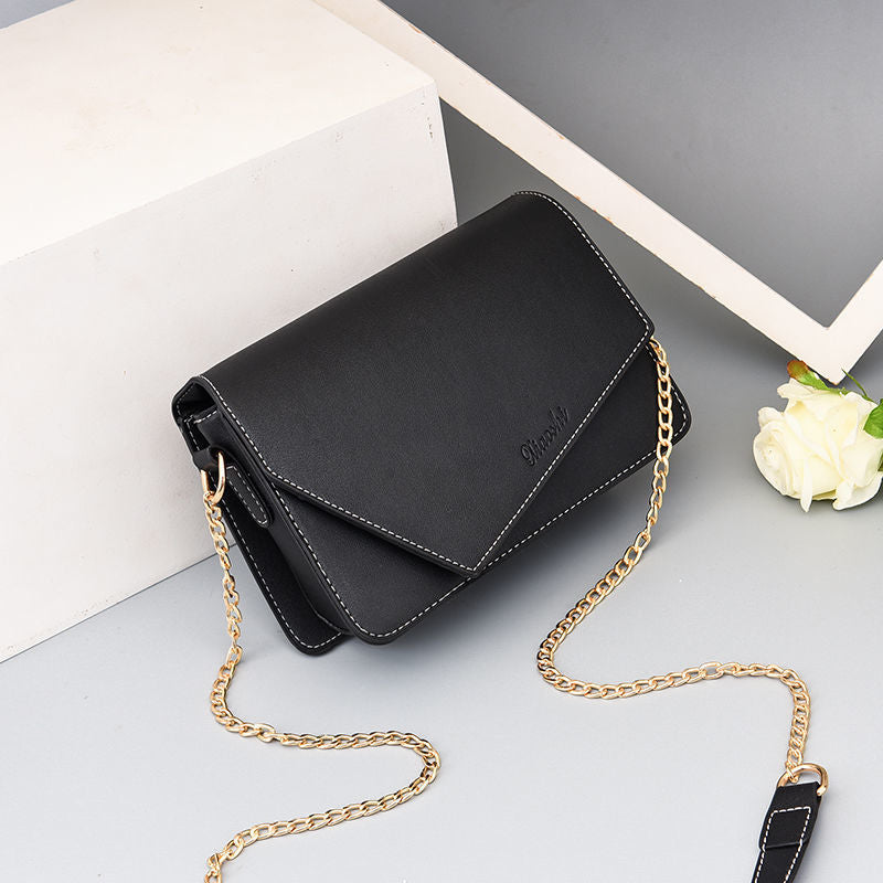Damen Umhängetasche mit eleganter Klappenoptik und goldener Kette Nord Taschen