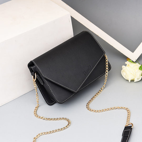 Damen Umhängetasche mit eleganter Klappenoptik und goldener Kette Nord Taschen