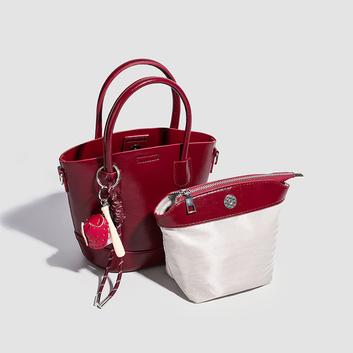 Damen Mini-Tasche mit glänzender Oberfläche und verspieltem Anhänger Nord Taschen