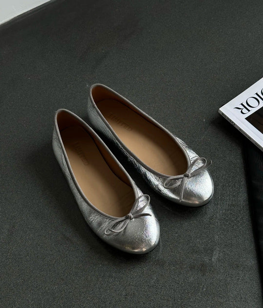 Damen Ballerina-Schuhe mit glänzender Oberfläche und verspieltem Schleifenakzent - Arvani