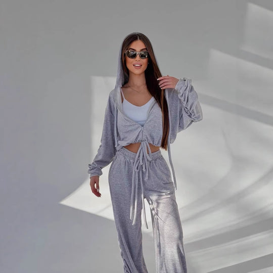 Damen Cropped Kapuzen-Sweatshirt mit Kordelzug am Saum und weite Raffung-Loungehose Nord Taschen