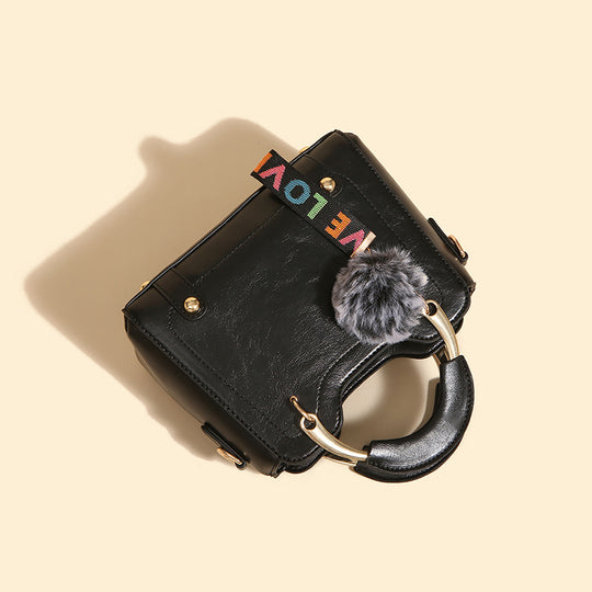Damen Handtasche mit strukturiertem Kunstleder, abnehmbarem Schulterriemen und dekorativem Pelzanhänger Nord Taschen