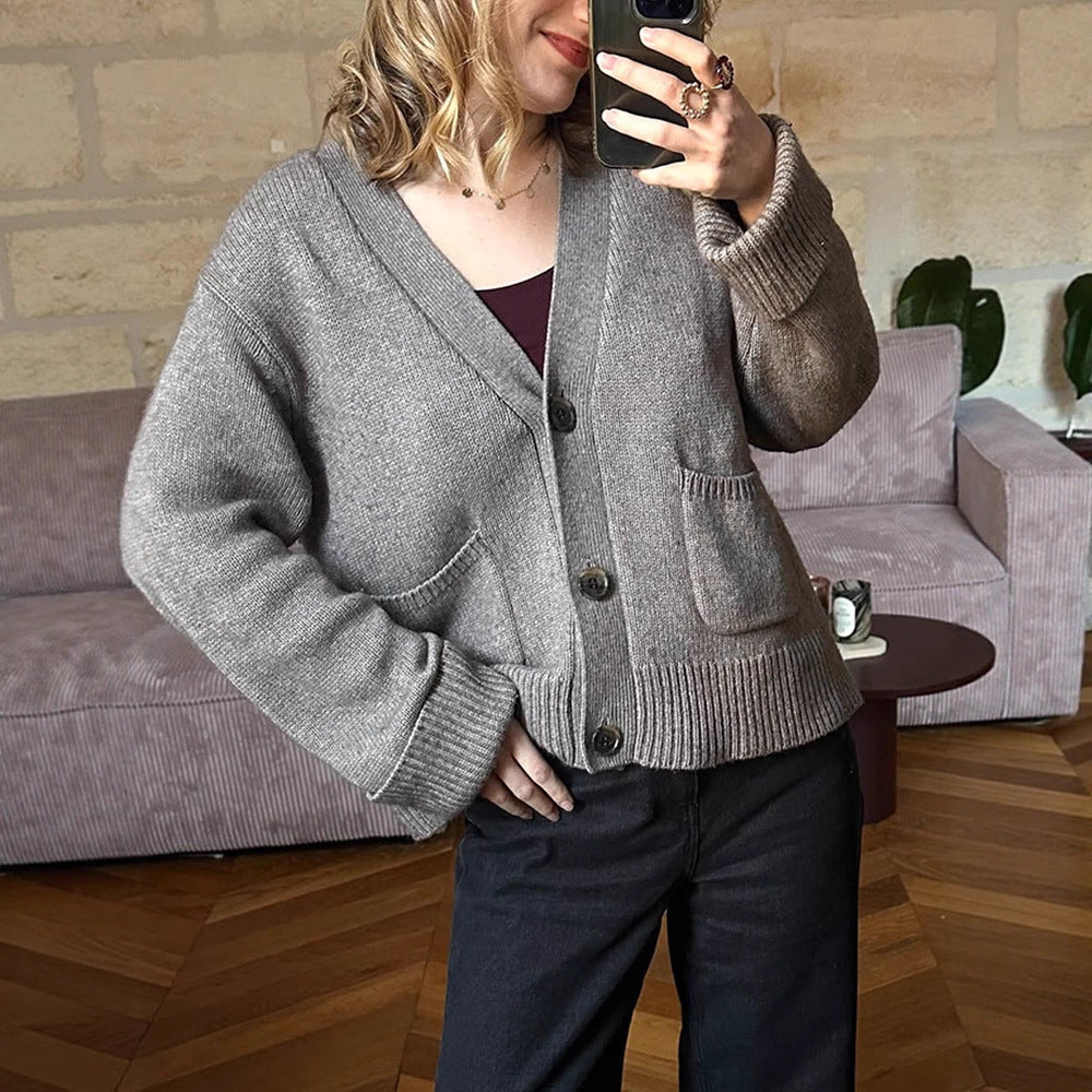 Damen Boxy Strickjacke mit V-Ausschnitt, aufgesetzten Taschen und Hornknöpfen Nord Taschen