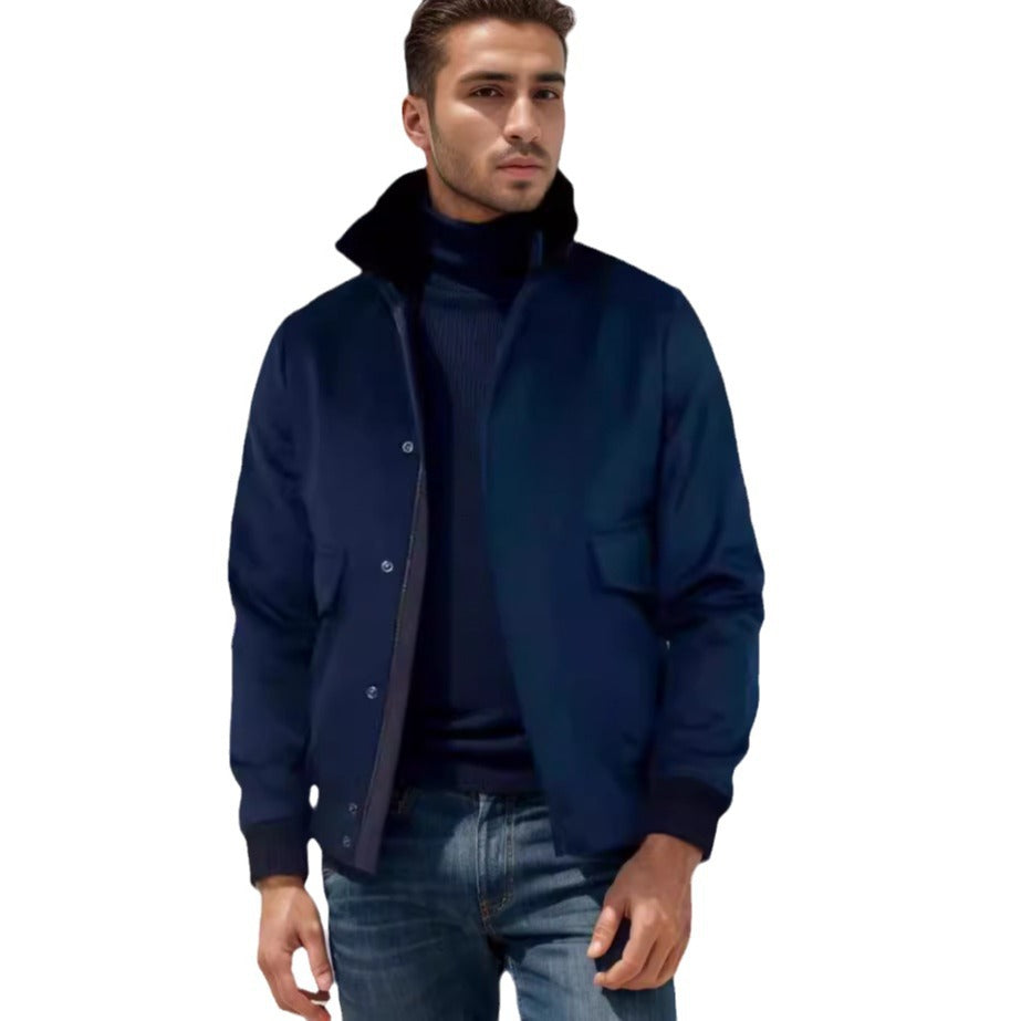 Herren Bomberjacke mit Stehkragen, Druckknopfleiste und aufgesetzten Pattentaschen Nord Taschen
