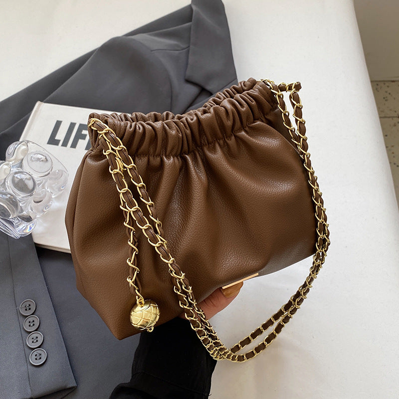 Damen Beuteltasche mit elegantem Faltendesign und charmanten Details Nord Taschen