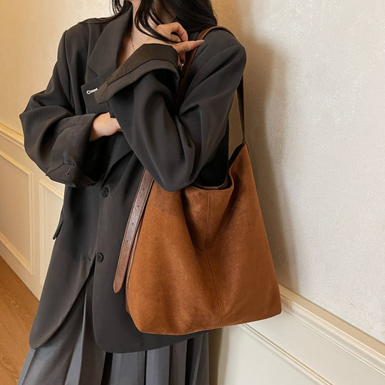 Damen Hobo-Tasche aus weichem Veloursleder mit geräumigem Innenraum und praktischem Tragegriff Nord Taschen