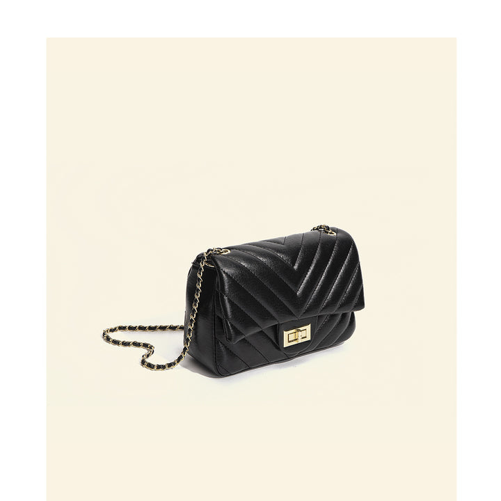 Damen Schultertasche mit elegantem Faltendesign und hochwertiger Kettenapplikation Nord Taschen