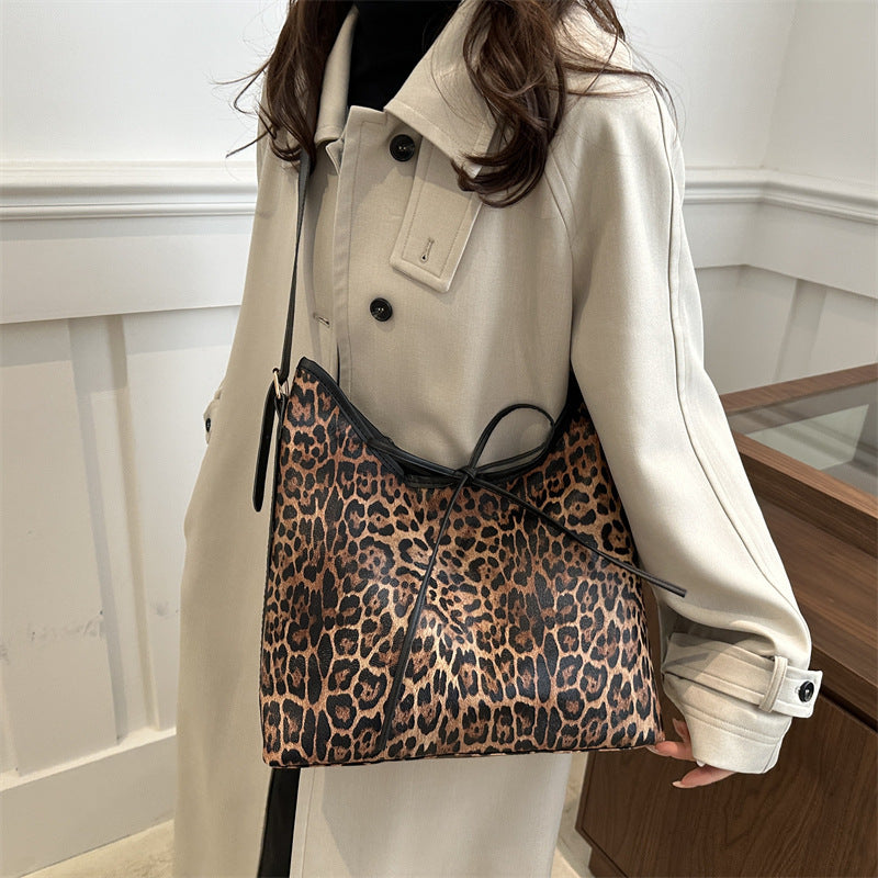 Damen Umhängetasche mit raffiniertem Leopardenmuster und hochwertigen Kunstlederdetails Nord Taschen