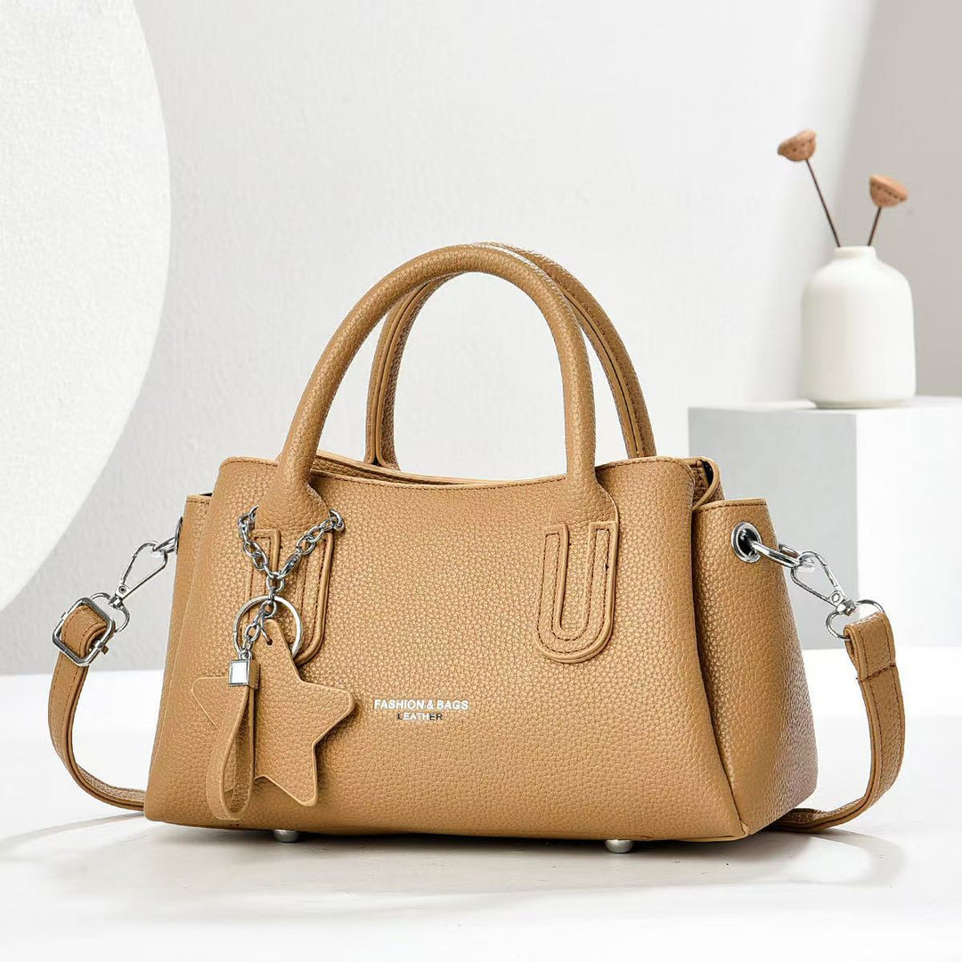 Damen elegante Umhängetasche mit strukturiertem Kunstleder und modischem Anhänger Nord Taschen