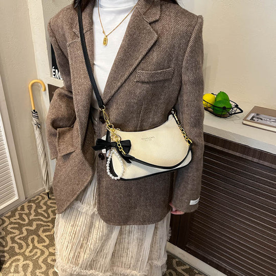 Damen Hobo-Umhängetasche mit verspieltem Anhänger und eleganter Struktur Nord Taschen