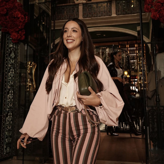 Damen Kurze Cape-Jacke mit voluminösen Ballonärmeln, Stehkragen und Reißverschluss Nord Taschen