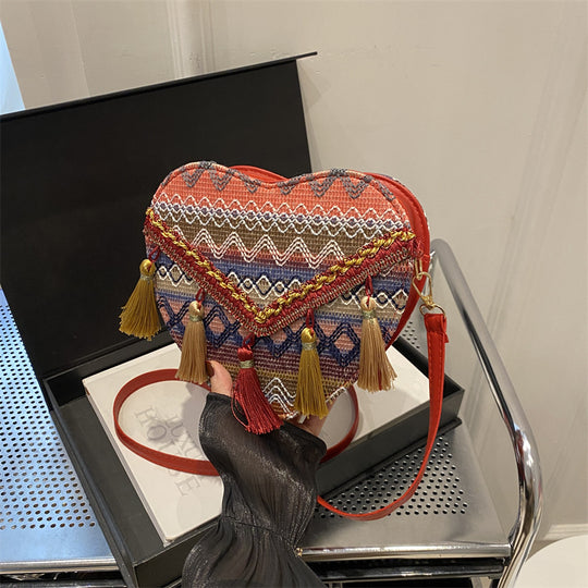 Damen Herzförmige Umhängetasche mit aufwendiger Stickerei und Quastendetails Nord Taschen